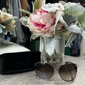 TOM FORD BUTTERFLY
SUNGLASSES